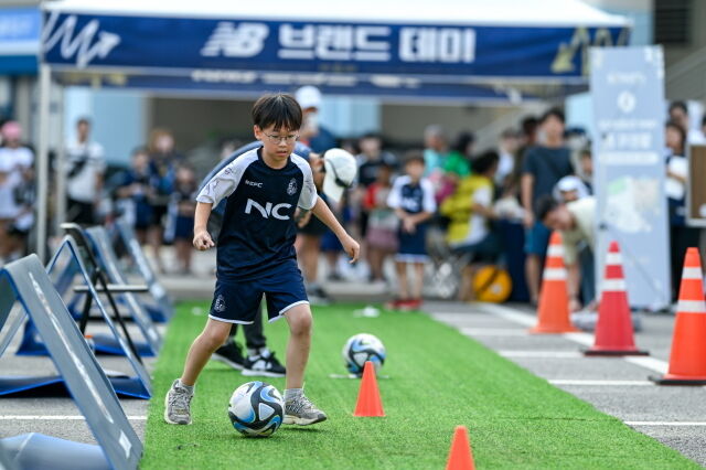 서울 이랜드가 13일 수원 삼성과의 홈경기에서 뉴발란스 브랜드데이를 개최한다./서울 이랜드