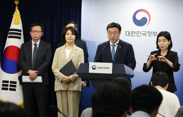 윤호중 행정안전부 장관이 7일 서울 종로구 정부서울청사에서 정부조직 개편방안 등 고위당정협의회 결과 브리핑을 하고 있다. /뉴시스