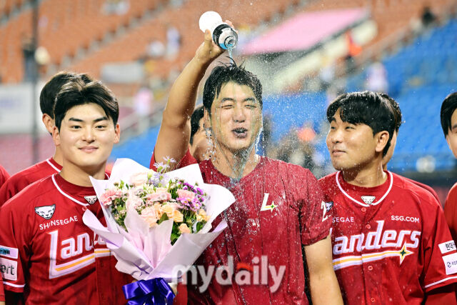 기념촬영을 하는 김광현에게 마지막까지 물세례를 퍼붓는 후배들.