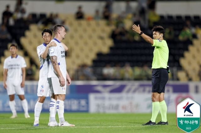 레드 카드를 받는 일류첸코/한국프로축구연맹