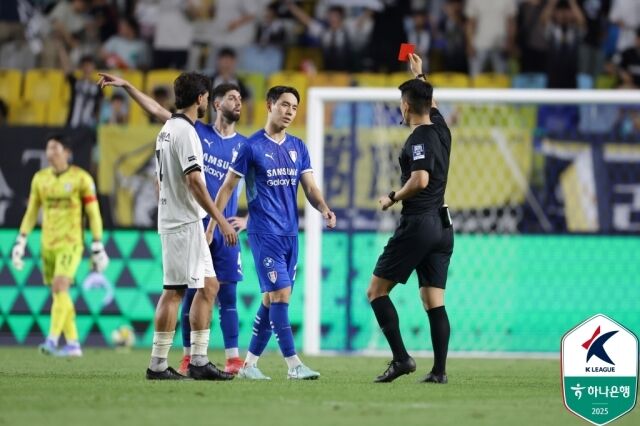 레드 카드를 받는 조윤성/한국프로축구연맹