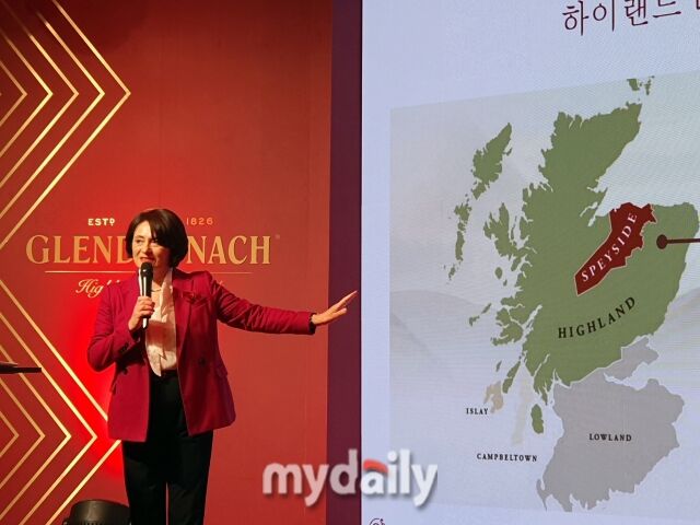 더 글렌드로낙의 마스터 블렌더 ‘레이첼 배리’가 지난달 28일 서울 신라호텔 영빈관에서 열린 셰리 캐스크 숙성 싱글몰트 스카치 위스키 ‘더 글렌드로낙’ 울트라 프리미엄 라인업 출시 기념 프리뷰 행사에서 발표를 하고 있다. /방금숙 기자