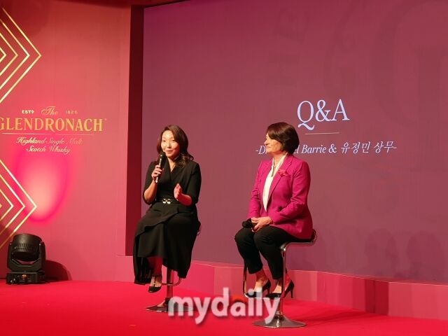 유정민 한국브라운포맨 마케팅 상무(왼쪽)와 레이첼 배리 마스터 블렌더가 질의응답 시간을 갖고 있다. /방금숙 기자