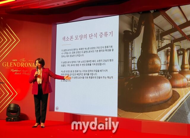 레이첼 배리가 색소폰 모양의 구리 증류기를 이용한 제조 공정을 설명하고 있다. /방금숙 기자