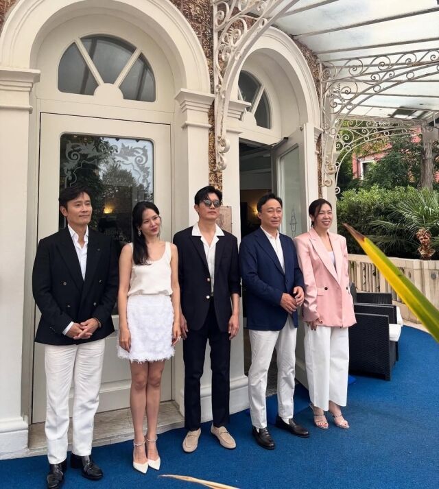 영화 '어쩔수가없다' 출연진. / 손예진 인스타그램
