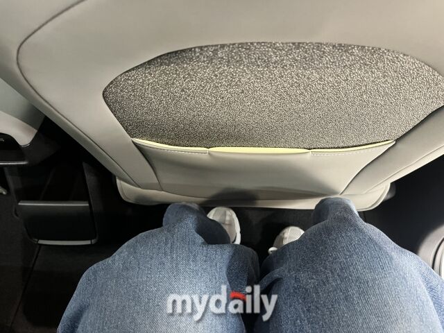 ‘EX30CC’ 2열 좌석에 앉아 레그룸을 확인했다. 주먹이 겨우 들어가는 정도라 답답함이 느껴졌다. /심지원 기자