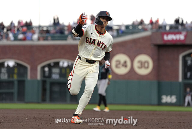 9일 애리조나와 경기에서 홈런을 터뜨린 후 다이아몬드를 도는 이정후. /MLB닷컴 캡처