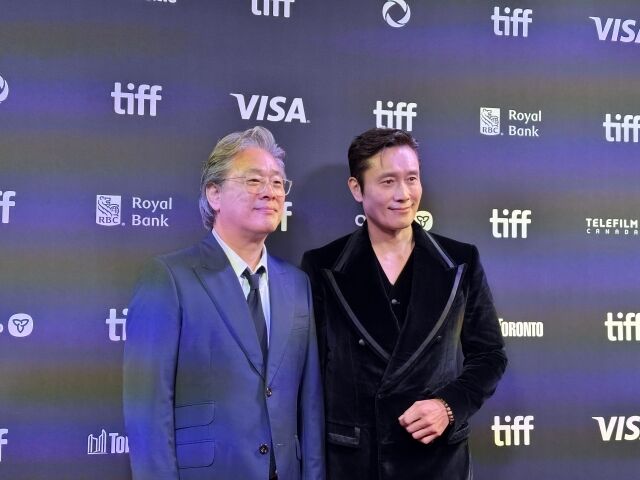 박찬욱 감독과 배우 이병헌./ CJ ENM