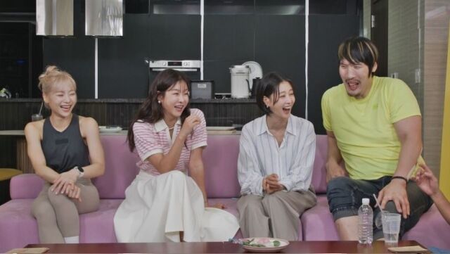 최홍만(맨오른쪽)이 여자친구 갈비뼈에 금을 가게 한 적이 있다고 말했다./SBS '돌싱포맨'