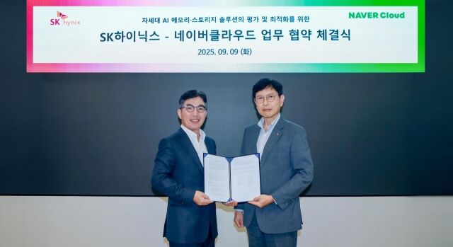 안현 SK하이닉스 개발총괄 사장(오른쪽)과 김유원 네이버클라우드 대표이사 사장이 업무 협약을 체결하고 기념사진을 촬영하고 있다. /SK하이닉스