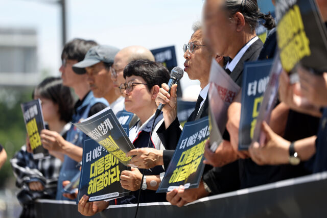 태안화력 故 김충현 비정규직 노동자 사망사고 대책위원회 공동대표 권영국 민주노동당 대표가 지난 6월 12일 서울 용산구 대통령집무실 앞에서 열린 대책위원회 출범 기자회견에서 발언을 하고 있다. /뉴시스