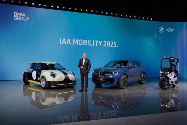 8일(현지시간) 독일 뮌헨에서 열린 ‘IAA 모빌리티 2025’에서 올리버 집세 BMW 그룹 회장이 ‘뉴 iX3’(오른쪽)를 소개한 뒤 기념촬영을 하고 있다. /BMW그룹