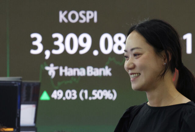 코스피가 4년 2개월 만에 장중 3300선을 돌파한 10일 서울 중구 하나은행 딜링룸에서 딜러들이 업무를 보고 있다./뉴시스