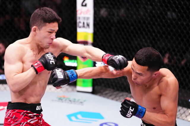펀치를 날리는 박현성(왼쪽). /UFC 제공