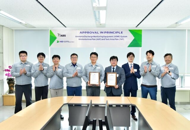 HD현대중공업 관계자들이 10일 암모니아추진선 관련 신기술에 대한 국제 인증을 획득하고 기념촬영을 하고 있다. /HD현대중공업