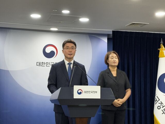 류제명 과학기술정보통신부 제2차관이 10일 정부서울청사에서 KT 고객 무단 소액결제 침해사고 관련 브리핑을 진행하고 있다. /뉴시스