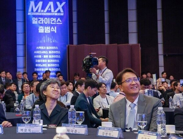 박대준 쿠팡 대표이사와 백은옥 국가AI전략위원회 데이터 분과장이 '제조 AX 얼라이언스' 출범식에 참석한 모습. /쿠팡