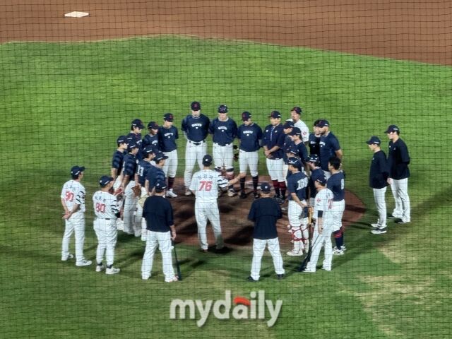 '5실책'으로 자멸한 뒤 사직구장 그라운드에서 미팅을 진행하고 있는 롯데 자이언츠 선수단./부산 = 박승환 기자