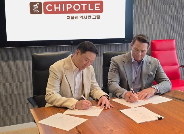 스캇 보트라이트 치폴레 멕시칸 그릴 CEO(오른쪽)와 허희수 SPC그룹 부사장이 한국 및 싱가포르의 치폴레 사업 운영을 위한 합작법인 설립 계약서에 서명하고 있다. /SPC그룹