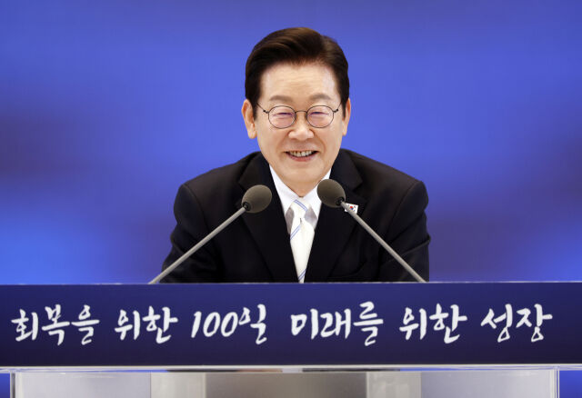 이재명 대통령이 11일 청와대 영빈관에서 열린 취임 100일 기자회견 '회복을 위한 100일, 미래를 위한 성장'에서 모두발언을 하고 있다./뉴시스