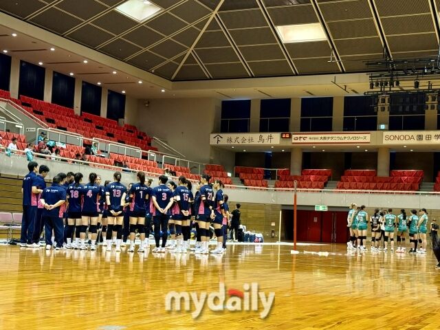 흥국생명이 지난 10일 오사카 마블러스와 세 번째 친선경기를 펼쳤다./니시노미야=이보미 기자