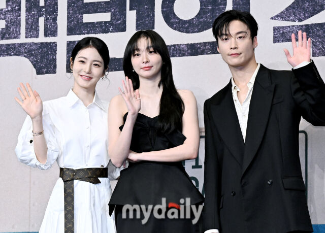 배우 신예은, 김다미, 허남준(왼쪽부터)이 11일 오후 서울 신도림 더링크호텔에서 진행된 JTBC 토일드라마 '백번의 추억' (극본 양의승 김보람, 연출 김상호) 제작발표회에서 포토타임을 갖고 있다<br><br>'백번의 추억'은 1980년대를 배경으로 100번 버스 안내양 영례(김다미 분)와 종희(신예은 분)의 빛나는 우정, 그리고 두 친구의 운명적 남자 재필(허남준 분)을 둘러싼 애틋한 첫사랑을 그린 뉴트로 청춘 멜로 드라마다. 9월 13일 첫 방송 예정.