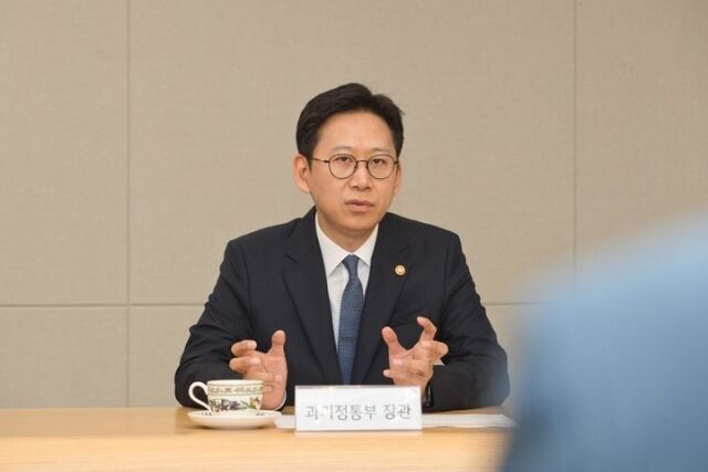 배경훈 과학기술정보통신부 장관이 11일 오전 서울 종로구 KT 광화문지사를 방문해 고객 무단 소액결제 침해사고 관련 조치 현황을 점검하고, 국민의 불편과 불안을 최소화하기 위한 전사적인 조치를 당부하고 있다. /과학기술정보통신부