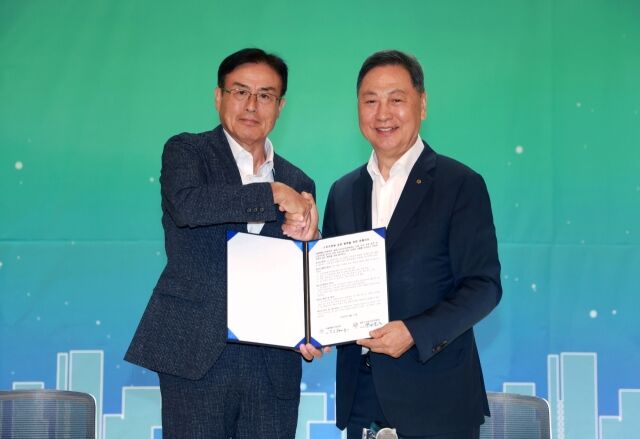 강태선 회장(오른쪽)과 하라다 회장이 MOU 체결 후 악수를 하고 있다. /서울시체육회 제공