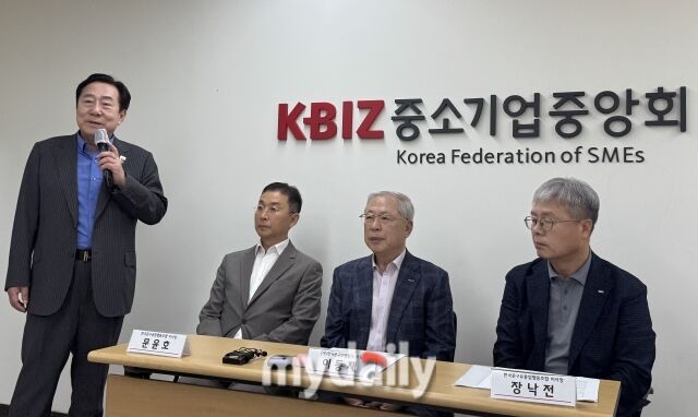 (왼쪽부터) 김기문 중소기업중앙회 회장, 문윤호 한국문구공업협동조합 이사장, 이동재 한국문구인연합회장, 장낙전 한국문구유통업협동조합 이사장이 11일 서울 여의도 중소기업중앙회에서 ‘문구업 소상공인 보호정책 촉구 기자회견’을 개최했다. /정수미 기자