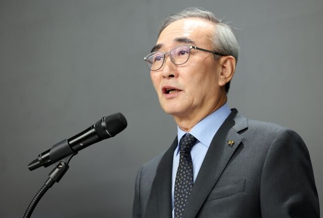 김영섭 KT 대표이사가 11일 오후 서울 종로구 KT 광화문 West 사옥에서 소액결제 피해 관련 기자 브리핑을 하고 있다. /뉴시스