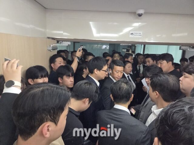 12일 서울 서초구 오클라우드호텔 지하 2층 콘퍼런스룸에서 열린 동성제약 임시주주총회에서 나균안 대표가 주총장에 들어서고 있다. /이호빈 기자
