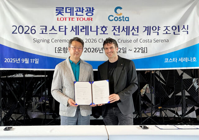 지난 11일 코스타 세레나호에서 진행된 ‘2026년 5월 전세선 계약 조인식’에서 백현 롯데관광개발 대표(왼쪽)와 프란체스코 코스타 크루즈 부사장이 기념촬영을 하고 있다. /롯데관광개발