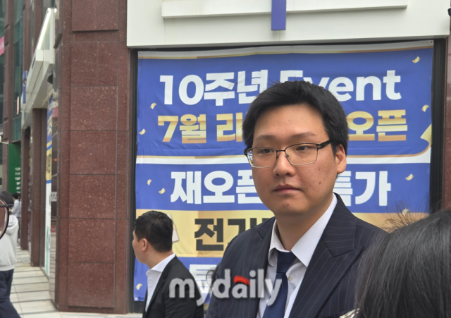 나원균 동성제약 대표가 12일 서울 서초구 오클라우드호텔에서 열린 임시 주주총회에 앞서 취재진에게 답변하고 있. /이호빈 기자