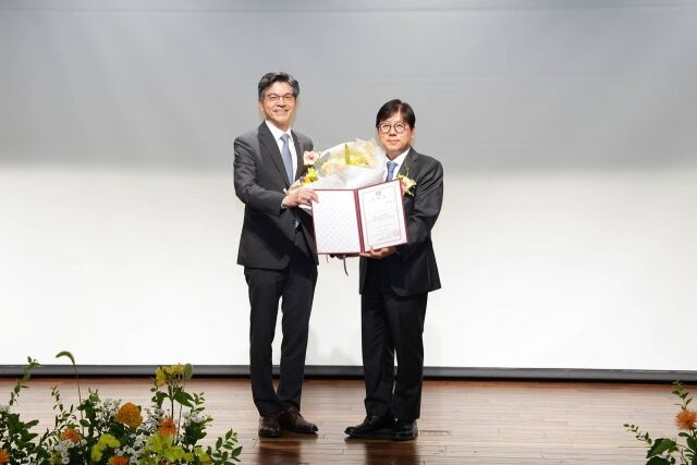 가톨릭대학교 서울성모병원 제25대 병원장으로 취임한 이지열 신임 병원장(오른쪽)이 임명장을 받고 기념 촬영을 하고 있다. /가톨릭대학교 서울성모병원