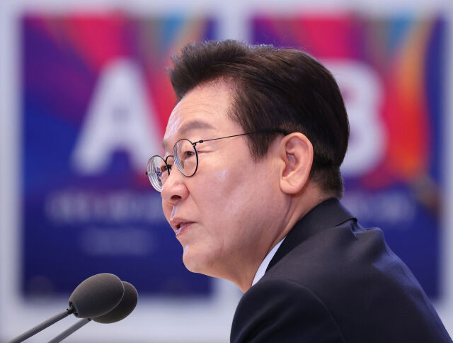 이재명 대통렁이 11일 청와대 영빈관에서 열린 취임 100일 기자회견 '회복을 위한 100일, 미래를 위한 성장'에서 발언하고 있다. /뉴시스