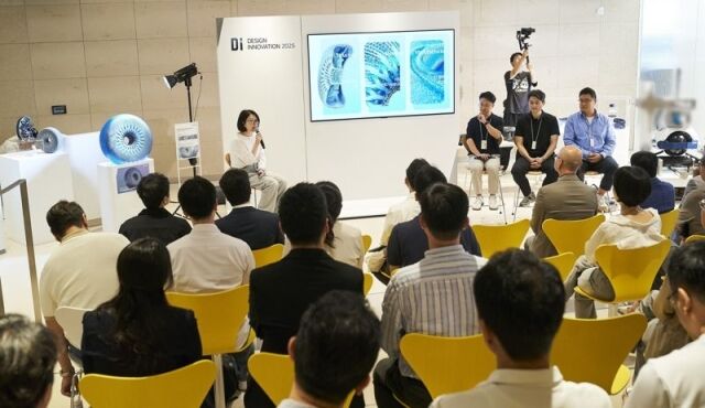 한국타이어 임직원들이 지난 11일 경기 성남시 '테크노플렉스'에서 열린 '디자인 이노베이션 데이 2025'에서 아이디어를 발표하고 있다. /한국타이어