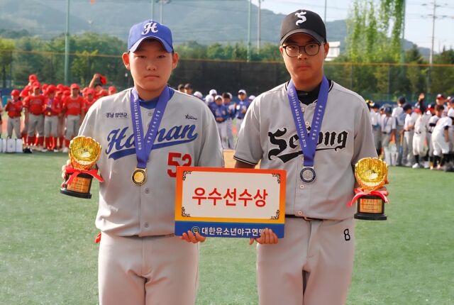 오창엽(왼쪽)과 강전협. /대한유소년야구연맹 제공