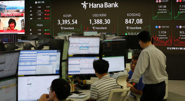 12일 오후 서울 중구 하나은행 딜링룸 전광판에 지수가 표시 되고 있다./뉴시스