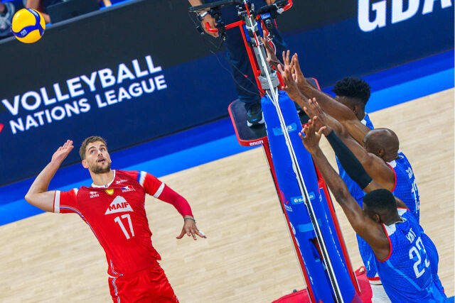 공격하는 트레버 클레베노(왼쪽)./FIVB