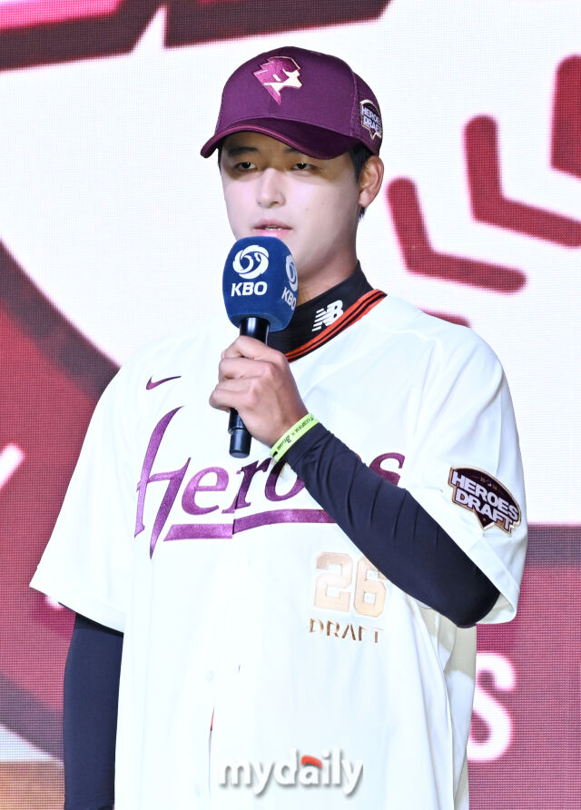 천안북일고 박준현이 17일 오후 서울 잠실 롯데호텔에서 진행된 '2026 KBO 신인 드래프트'에서 1라운드 1순위로 지명된 뒤 소감을 말하고 있다. 이번 드래프트는 전면 드래프트 방식으로 총 11라운드에 걸쳐 진행되며, 총 1,261명의 대상자 중 최대 110명이 KBO 10개 구단의 새 식구로 합류하게 된다. 지명 순서는 2024시즌 최종 순위 역순에 따라 키움 히어로즈를 시작으로 NC 다이노스, 한화 이글스, 롯데 자이언츠, SSG 랜더스, KT 위즈, 두산 베어스, LG 트윈스, 삼성 라이온즈, KIA 타이거즈 순으로 진행된다./마이데일리