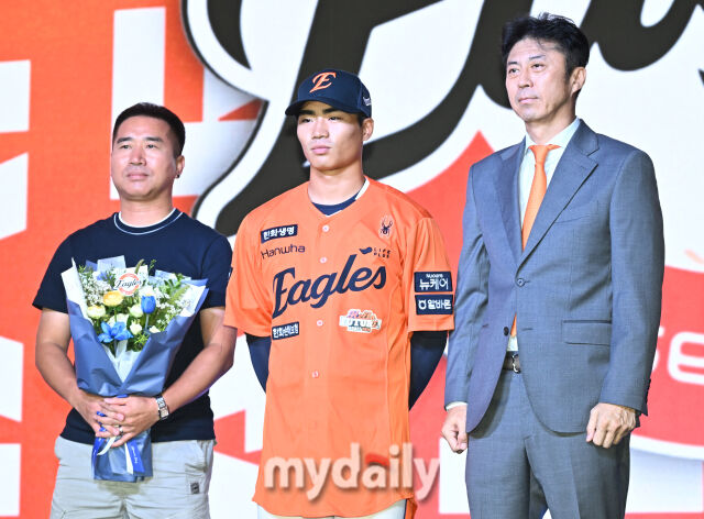 유신고 오재원(가운데)이 17일 오후 서울 잠실 롯데호텔에서 진행된 '2026 KBO 신인 드래프트'에서 1라운드 3순위로 한화에 지명되고 있다. 이번 드래프트는 전면 드래프트 방식으로 총 11라운드에 걸쳐 진행되며, 총 1,261명의 대상자 중 최대 110명이 KBO 10개 구단의 새 식구로 합류하게 된다. 지명 순서는 2024시즌 최종 순위 역순에 따라 키움 히어로즈를 시작으로 NC 다이노스, 한화 이글스, 롯데 자이언츠, SSG 랜더스, KT 위즈, 두산 베어스, LG 트윈스, 삼성 라이온즈, KIA 타이거즈 순으로 진행된다./마이데일리