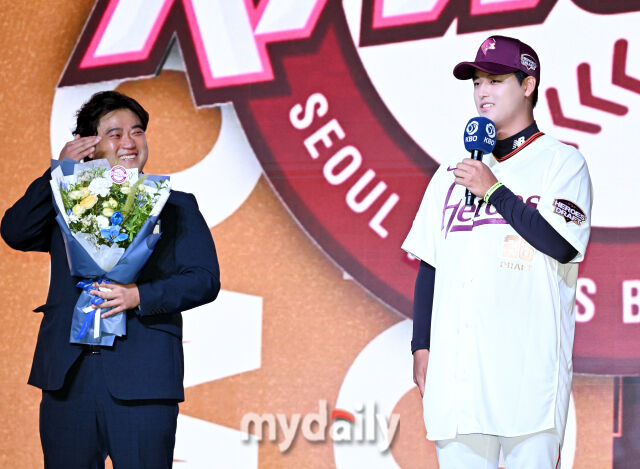 천안북일고 박준혁(오른쪽)이 17일 오후 서울 잠실 롯데호텔에서 진행된 '2026 KBO 신인 드래프트'에서 1라운드 1순위로 키움에 지명된 뒤 눈물을 흘리는 박석민을 보고 미소를 짓고 있다. 이번 드래프트는 전면 드래프트 방식으로 총 11라운드에 걸쳐 진행되며, 총 1,261명의 대상자 중 최대 110명이 KBO 10개 구단의 새 식구로 합류하게 된다. 지명 순서는 2024시즌 최종 순위 역순에 따라 키움 히어로즈를 시작으로 NC 다이노스, 한화 이글스, 롯데 자이언츠, SSG 랜더스, KT 위즈, 두산 베어스, LG 트윈스, 삼성 라이온즈, KIA 타이거즈 순으로 진행된다./마이데일리