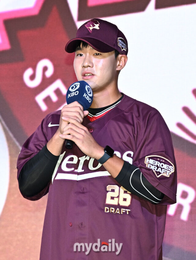 전주고 박한결이 17일 오후 서울 잠실 롯데호텔에서 진행된 '2026 KBO 신인 드래프트'에서 1라운드 10순위로 키움에 지명된 뒤 소감을 말하고 있다. 이번 드래프트는 전면 드래프트 방식으로 총 11라운드에 걸쳐 진행되며, 총 1,261명의 대상자 중 최대 110명이 KBO 10개 구단의 새 식구로 합류하게 된다. 지명 순서는 2024시즌 최종 순위 역순에 따라 키움 히어로즈를 시작으로 NC 다이노스, 한화 이글스, 롯데 자이언츠, SSG 랜더스, KT 위즈, 두산 베어스, LG 트윈스, 삼성 라이온즈, KIA 타이거즈 순으로 진행된다./마이데일리