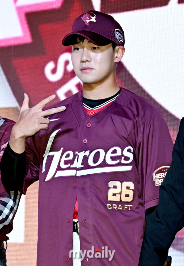 전주고 박한결이 17일 오후 서울 잠실 롯데호텔에서 진행된 '2026 KBO 신인 드래프트'에서 1라운드 10순위로 키움에 지명된 뒤 포즈를 취하고 있다. 이번 드래프트는 전면 드래프트 방식으로 총 11라운드에 걸쳐 진행되며, 총 1,261명의 대상자 중 최대 110명이 KBO 10개 구단의 새 식구로 합류하게 된다. 지명 순서는 2024시즌 최종 순위 역순에 따라 키움 히어로즈를 시작으로 NC 다이노스, 한화 이글스, 롯데 자이언츠, SSG 랜더스, KT 위즈, 두산 베어스, LG 트윈스, 삼성 라이온즈, KIA 타이거즈 순으로 진행된다./마이데일리