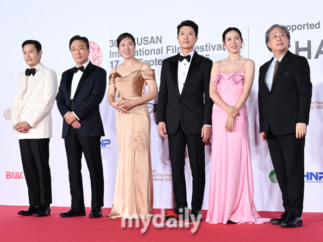 배우 이병헌, 이성민, 염혜선, 박희순, 손예진, 박찬욱 감독(왼쪽부터)이 17일 부산 해운대구 영화의전당에서 진행된 제30회 부산국제영화제 개막식에 참석했다. / 한혁승 기자 