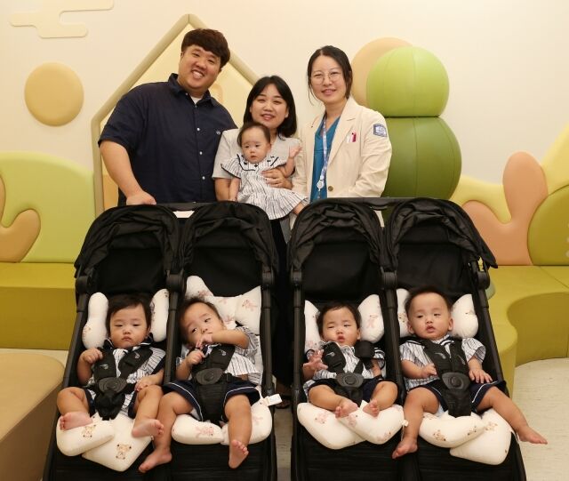 오둥이 가족과 산부인과 홍수빈 교수. /서울성모병원