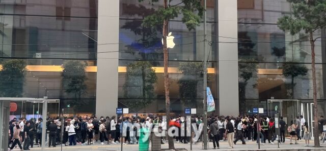 19일 서울 중구 명동 애플스토어에서 고객들이 애플 신제품 아이폰17 시리즈 구매하기 위해 줄을 서고 있다. /정수미 기자