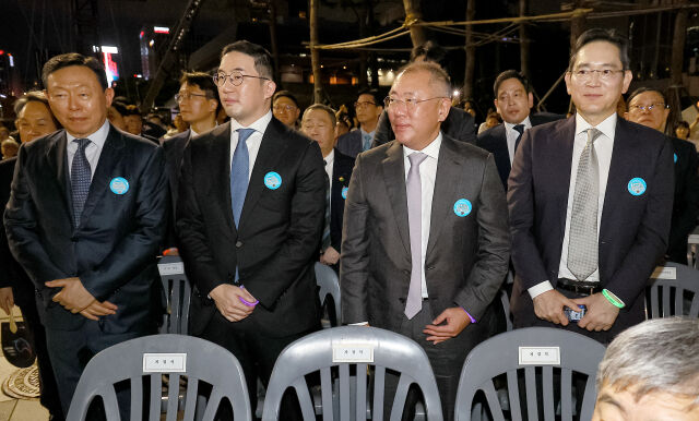 대통령의 청년 신규 채용 확대 필요성 제기에 따라 대기업들이 대규모 채용 계획을 발표했다. 사진은 (왼쪽부터) 신동빈 롯데그룹 회장, 구광모 LG그룹 회장, 정의선 현대차그룹 회장, 이재용 삼성전자 회장이 지난달 15일 서울 세종대로 광화문광장에서 열린 제21대 대통령 국민임명식 '광복 80년, 국민주권으로 미래를 세우다' 행사에 참석한 모습. /뉴시스