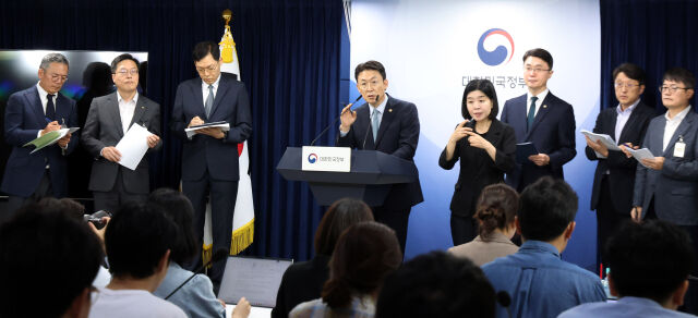 권대영 금융위원회 부위원장이 19일 오전 서울 종로구 정부서울청사에서 열린 해킹 대응을 위한 과기정통부-금융위 합동 브리핑에서 취재진의 질문에 답변하고 있다. /뉴시스