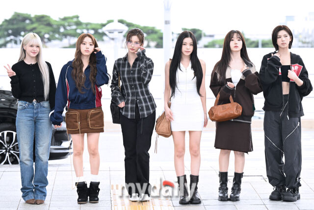 ▲ 취재진과 팬 앞에서 포즈를 취하는 엔믹스